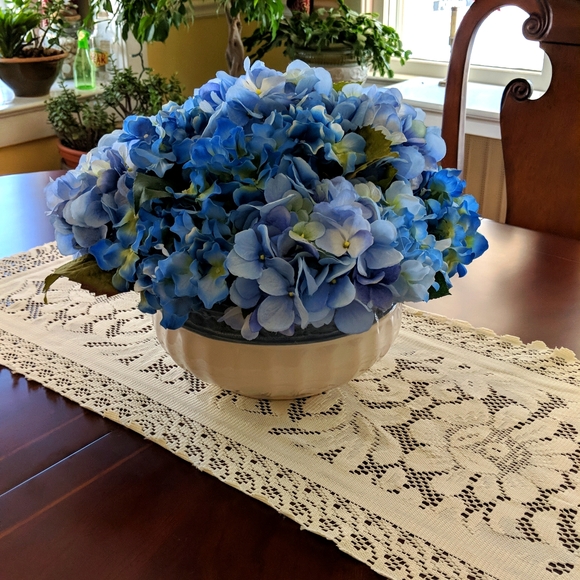 Beautiful ceramic hydrangea arrangement - Picture 1 of 4